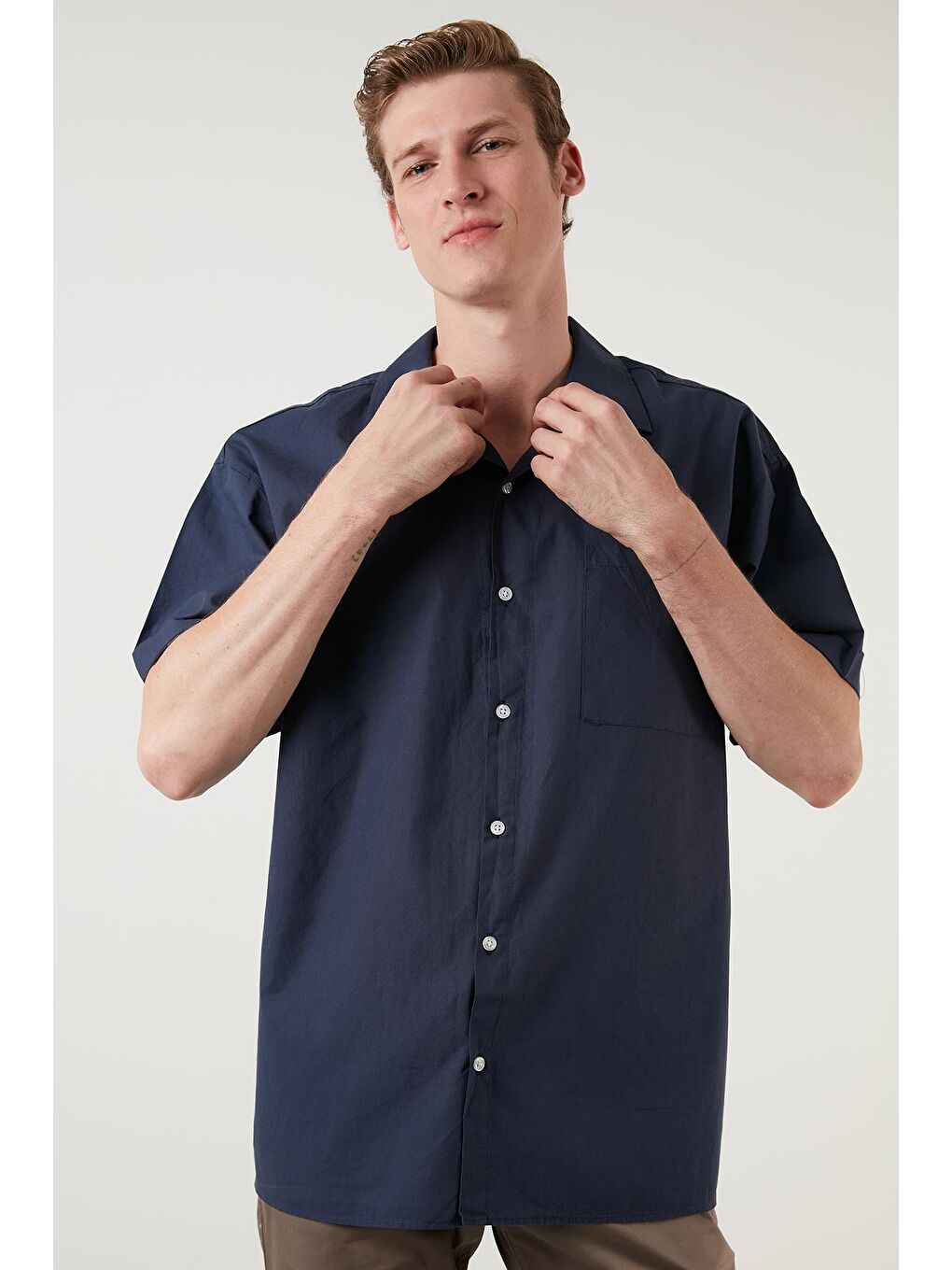 Lacivert Relaxed Fit Kısa Kollu Tek Cepli Apaş Yaka Gömlek CF21194664-1