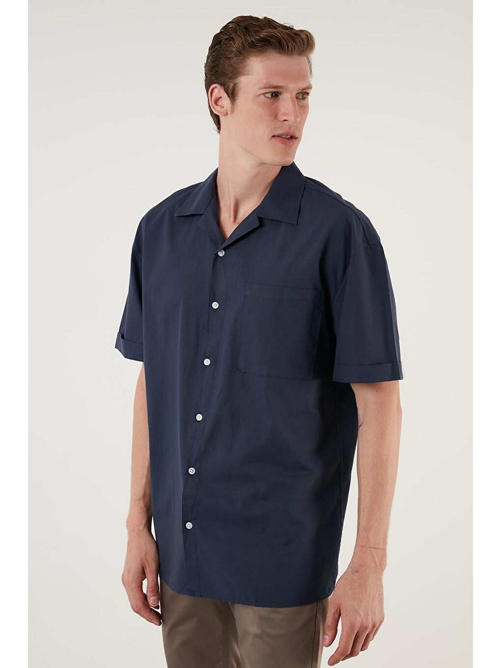 Lacivert Relaxed Fit Kısa Kollu Tek Cepli Apaş Yaka Gömlek CF21194664-2
