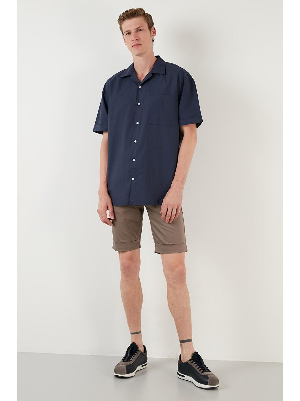 Lacivert Relaxed Fit Kısa Kollu Tek Cepli Apaş Yaka Gömlek CF21194664-3