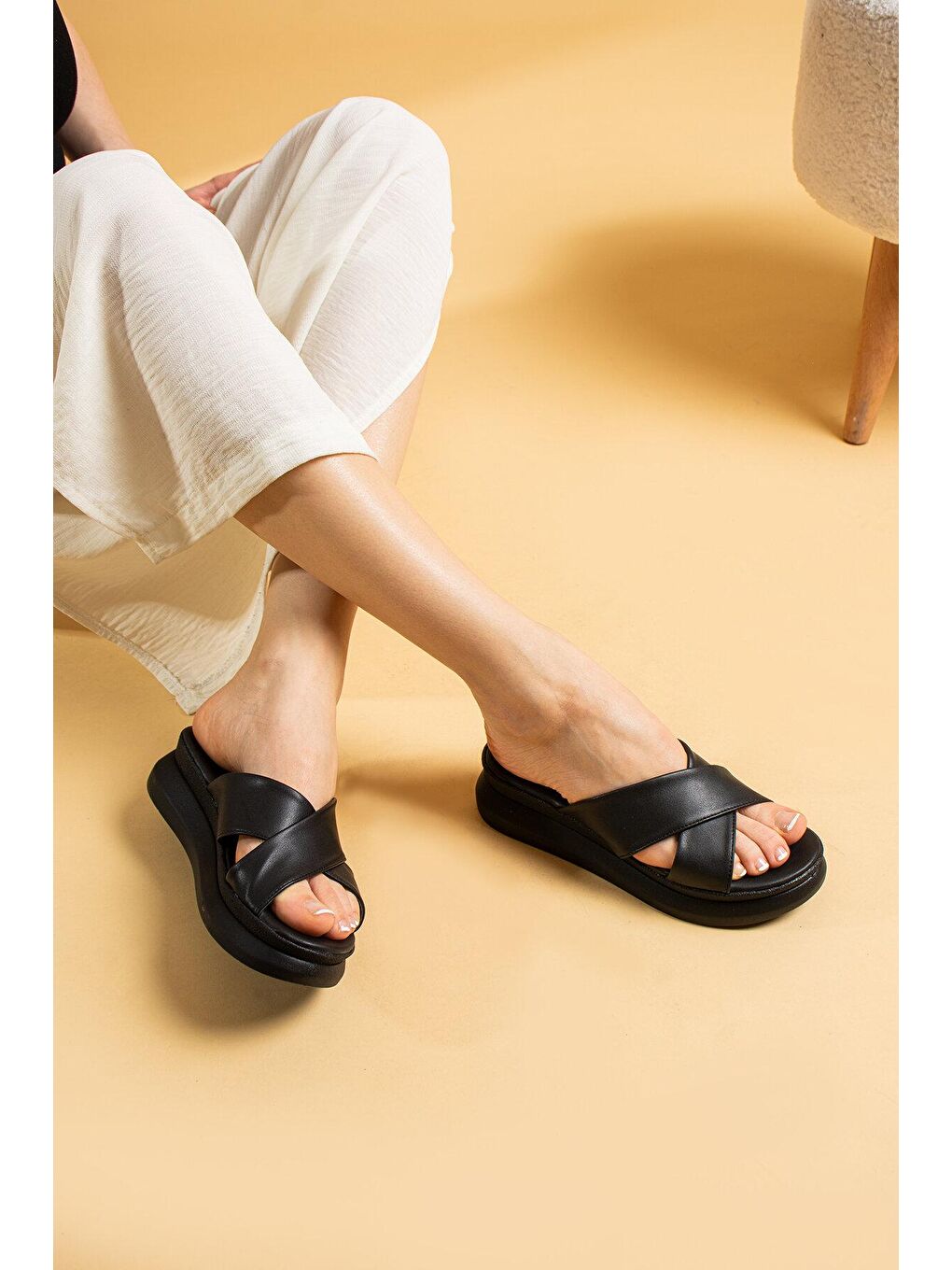 Siyah Çapraz Bant Comfort Taban Kadın Terlik 020-5006-23