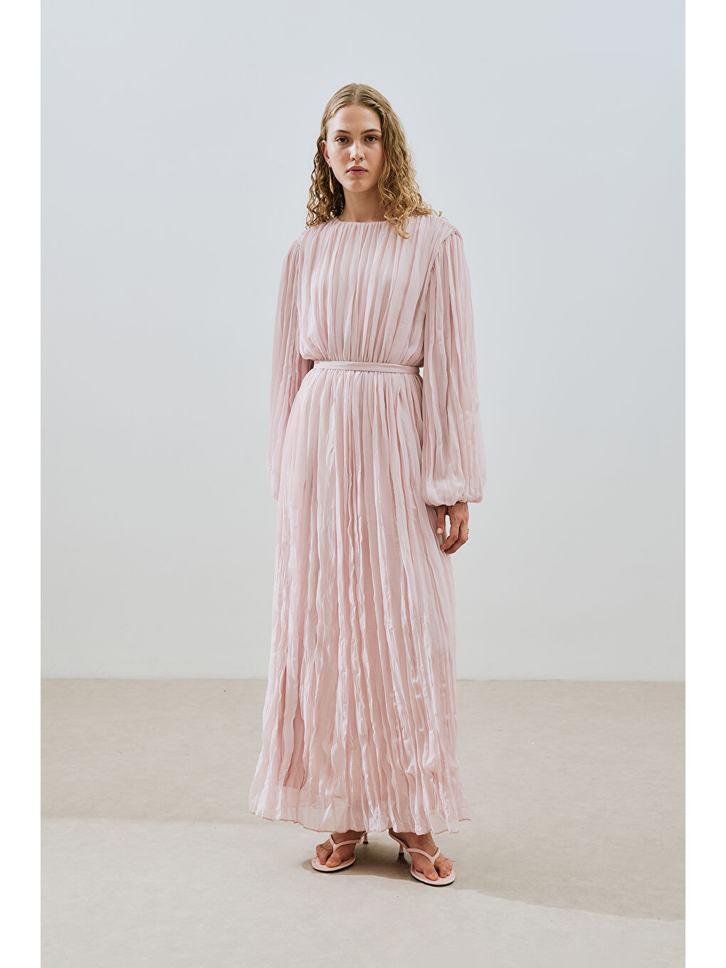 Pembe Piliseli Şifon Elbise Pudra