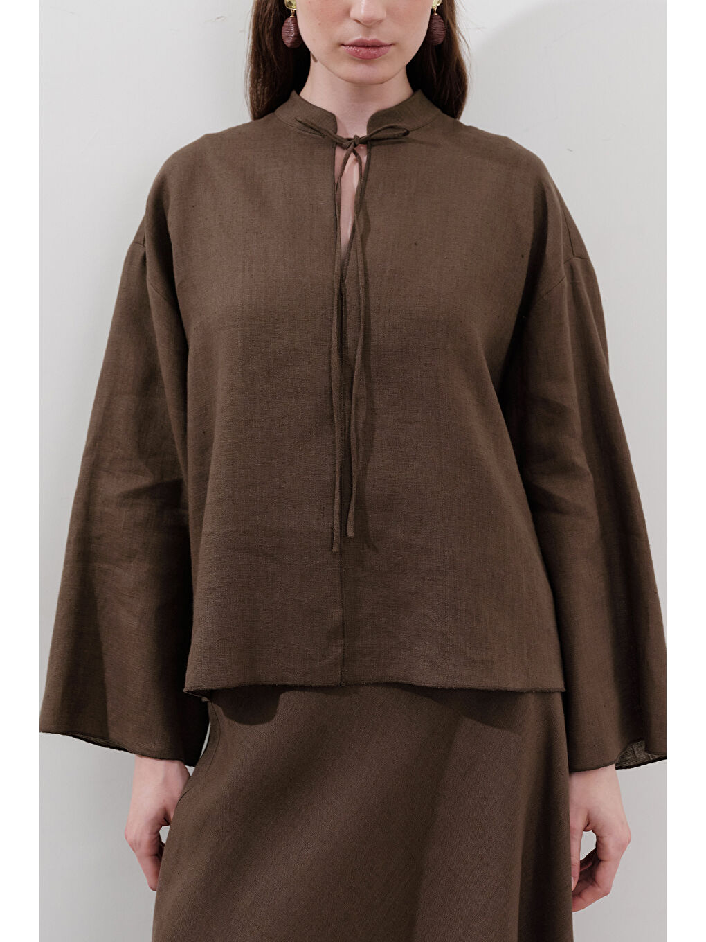 Kahverengi Keten Bağlamalı Bluz Tozlu Kahve-2