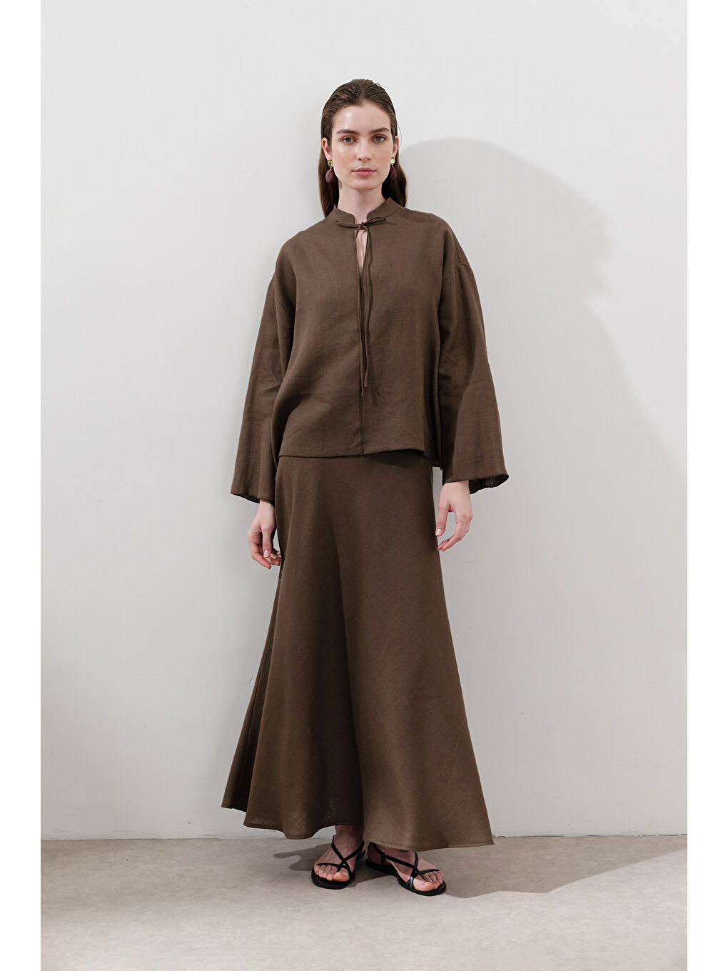 Kahverengi Keten Bağlamalı Bluz Tozlu Kahve-4