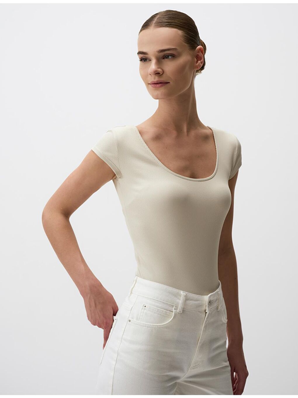 Bej Taş Dar Kesim Kısa Kollu U Yaka Basic Bluz-4