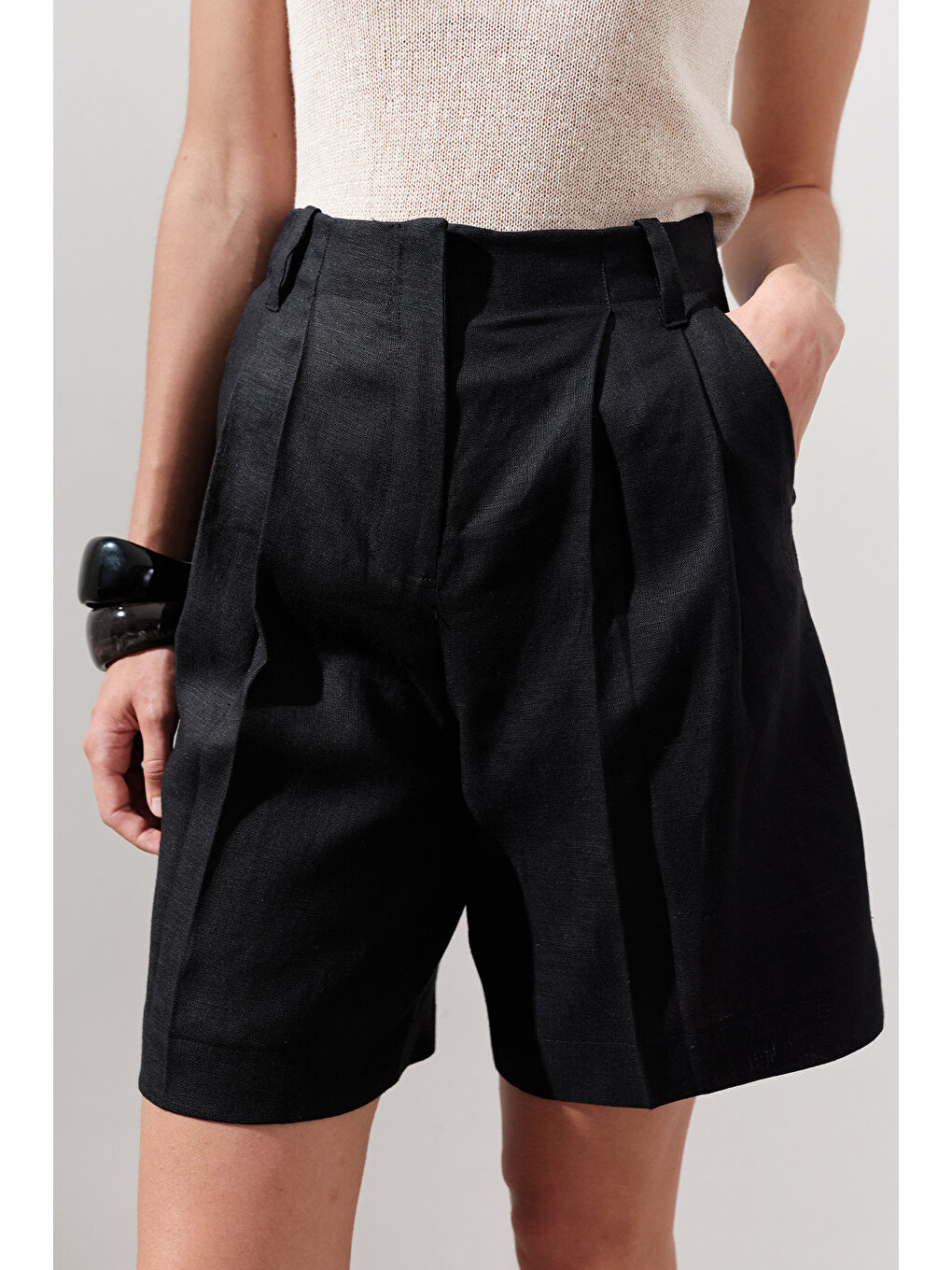Keten Pileli Bermuda Şort Siyah-4