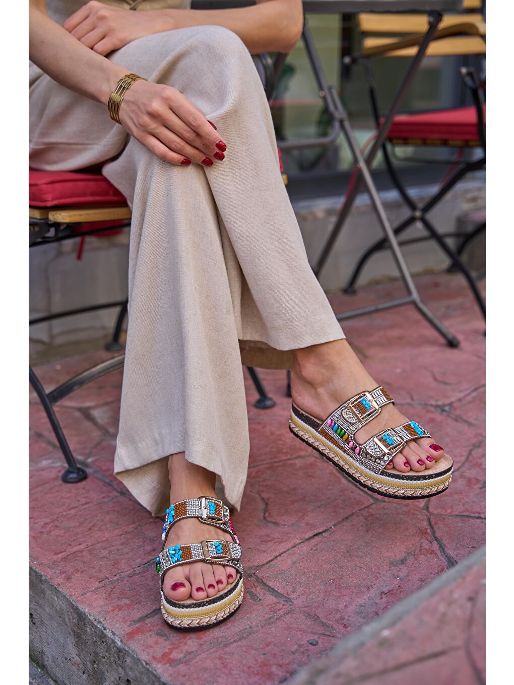 Kahverengi Taş Ve Boncuk Detaylı Tokalı Platform Terlik Taba-1