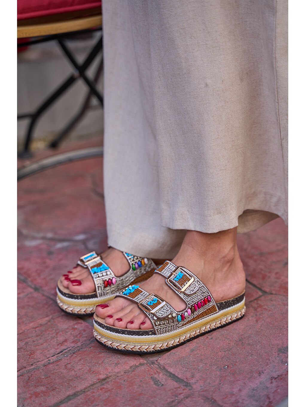 Kahverengi Taş Ve Boncuk Detaylı Tokalı Platform Terlik Taba-3