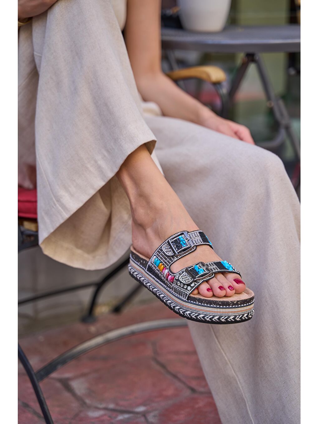 Taş Ve Boncuk Detaylı Tokalı Platform Terlik Siyah-1