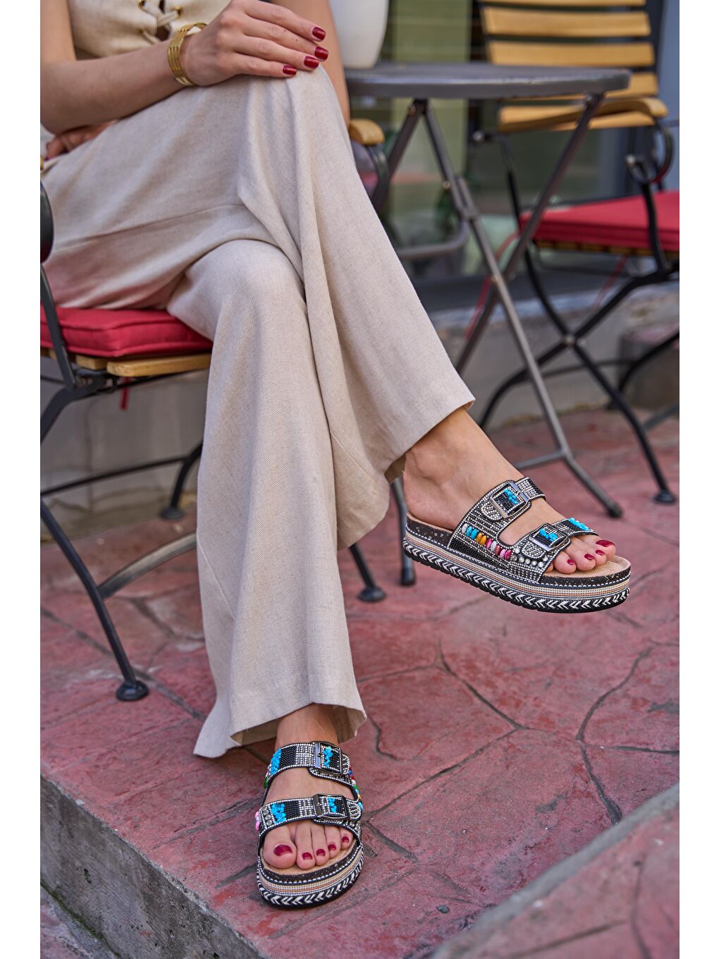 Taş Ve Boncuk Detaylı Tokalı Platform Terlik Siyah-2