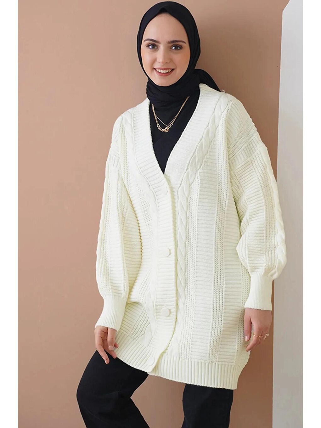 Kadın Tesettür Ekru Saç Örgü Desen Uzun Düğmeli Rahat Kesim Triko Hırka HZL24W-BD1100691