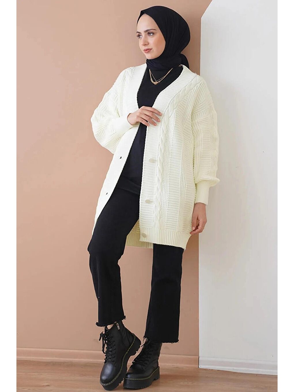 Kadın Tesettür Ekru Saç Örgü Desen Uzun Düğmeli Rahat Kesim Triko Hırka HZL24W-BD1100691-1