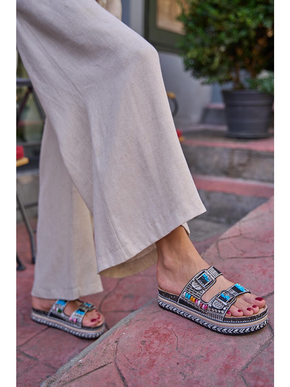 Taş Ve Boncuk Detaylı Tokalı Platform Terlik Siyah-4