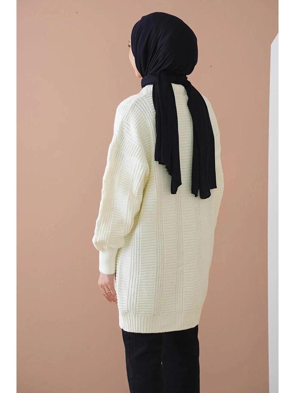 Kadın Tesettür Ekru Saç Örgü Desen Uzun Düğmeli Rahat Kesim Triko Hırka HZL24W-BD1100691-3