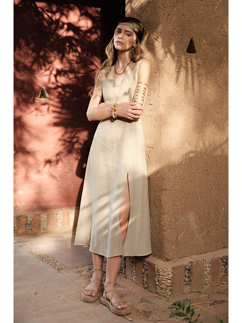 Bej Yırtmaçlı Keten Elbise Kum