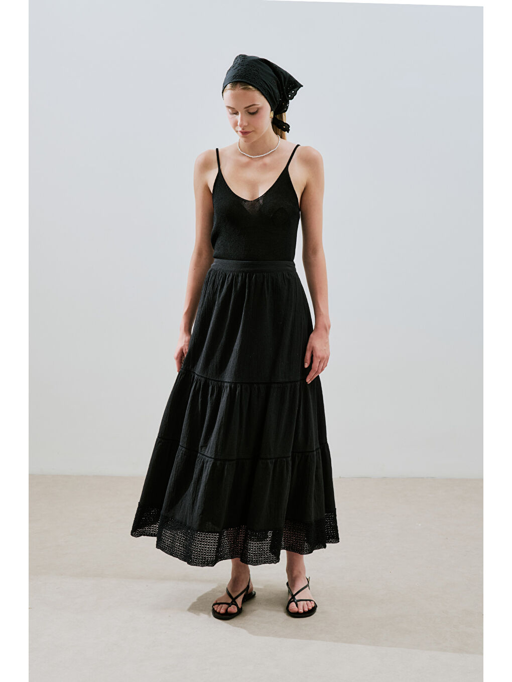 Dokulu İşlemeli Katlı Uzun Etek Siyah-1