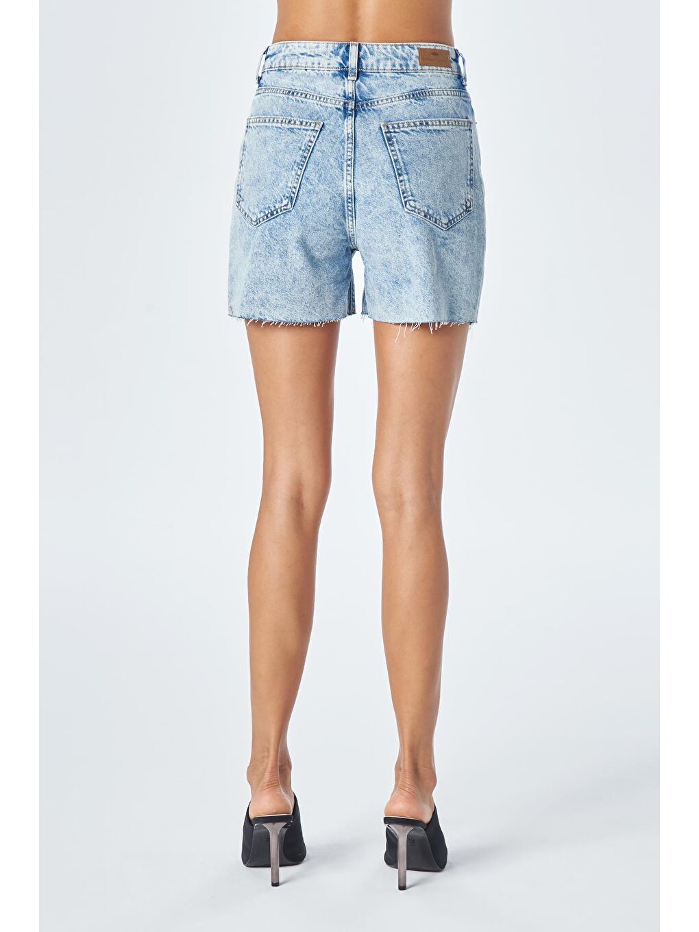 Açık Mavi Yüksek Bel  Düğmeli Paçası Kesik Jean Şort C 4534-073-3