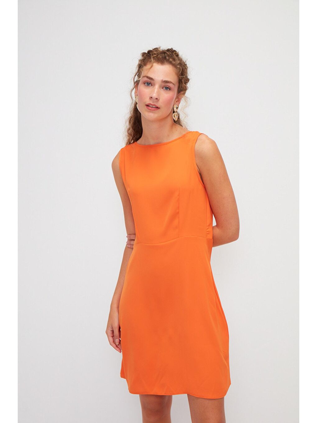 Turuncu Drapeli Midi Boy Sırtı V Yaka Şık Elbise