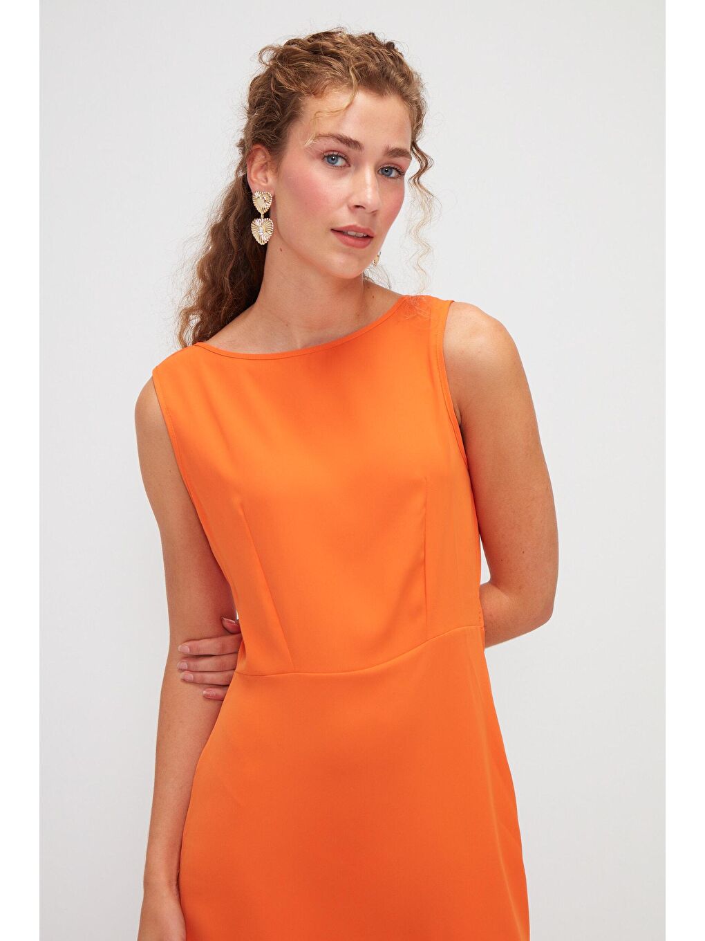 Turuncu Drapeli Midi Boy Sırtı V Yaka Şık Elbise-2