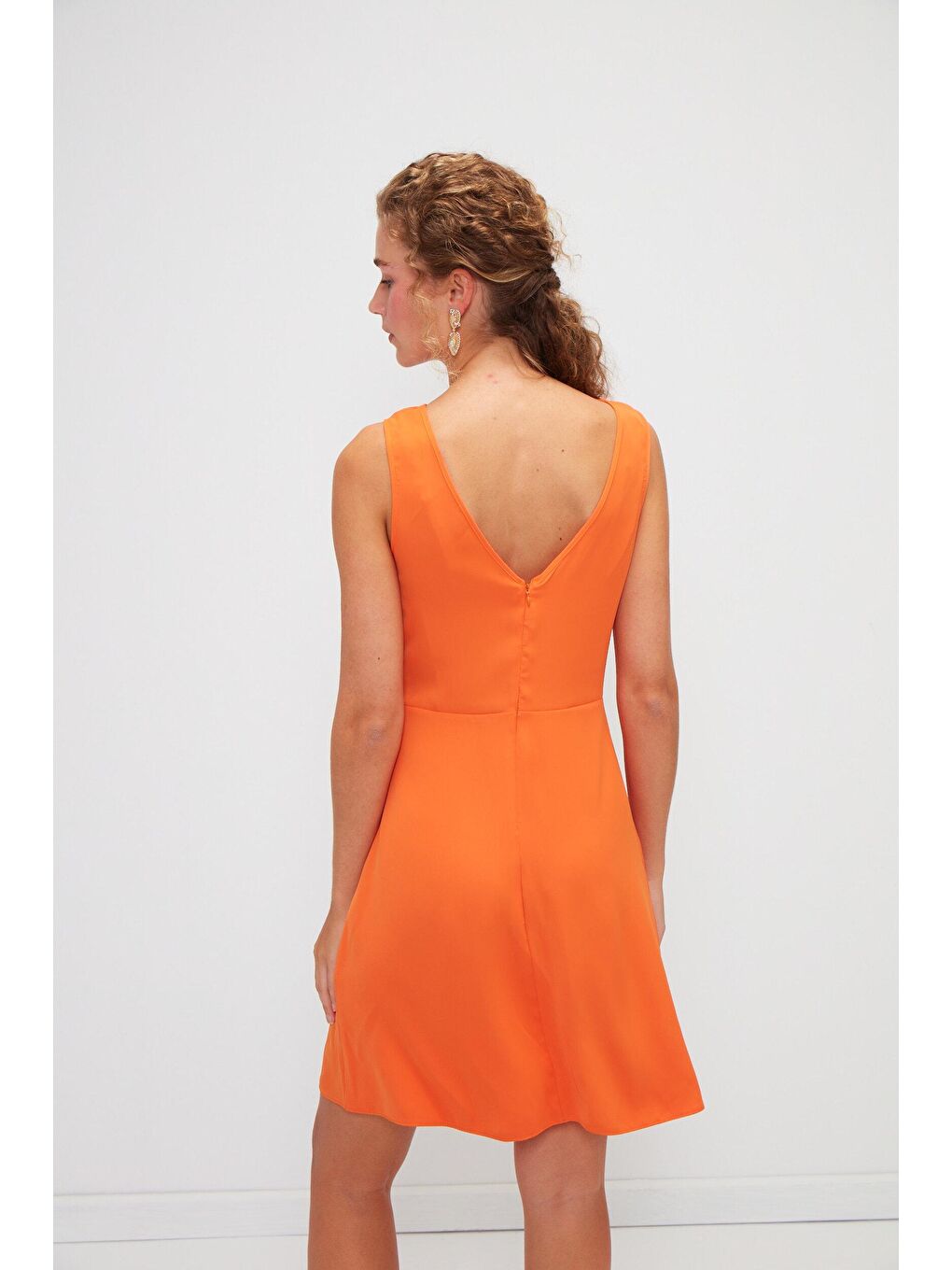 Turuncu Drapeli Midi Boy Sırtı V Yaka Şık Elbise-3