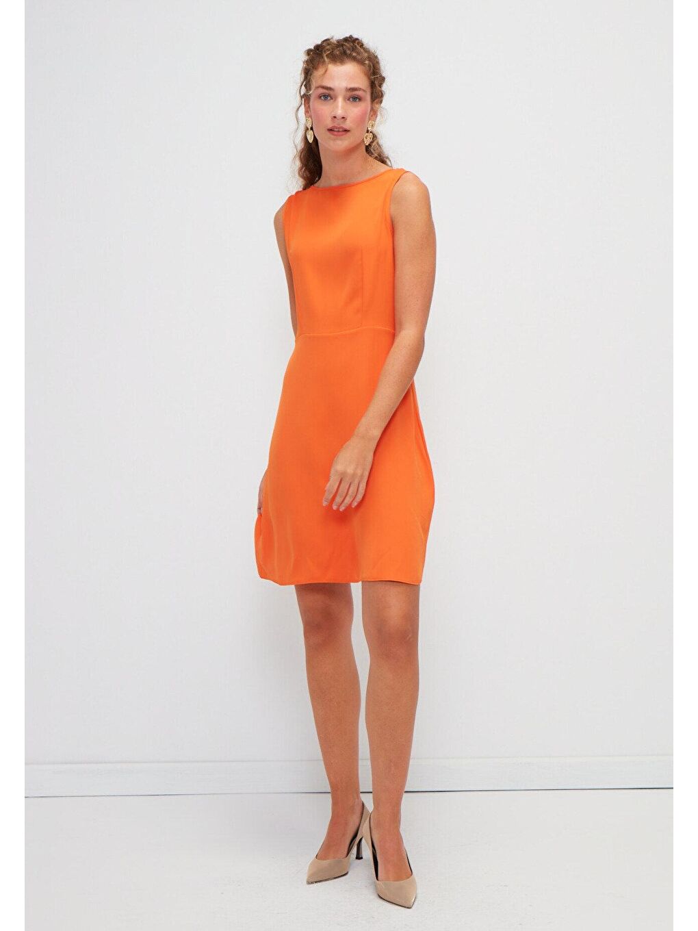 Turuncu Drapeli Midi Boy Sırtı V Yaka Şık Elbise-1