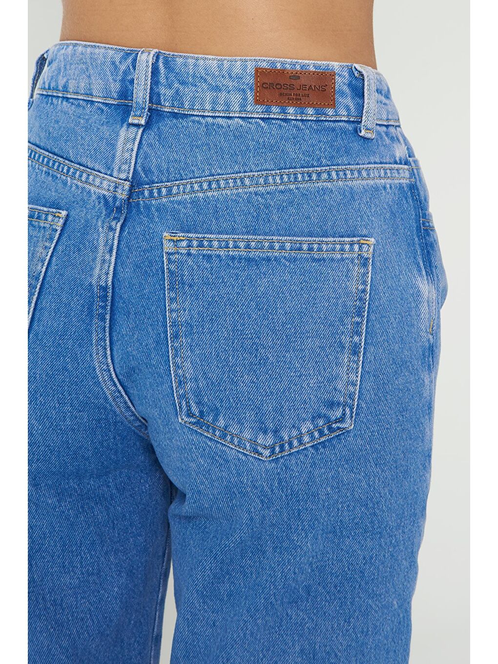 CROSS JEANS Orta Mavi Yüksek Bel Pili Detaylı Fermuarlı Paçası Katlamalı Bermuda Jean Şort C 4534-060 - 4