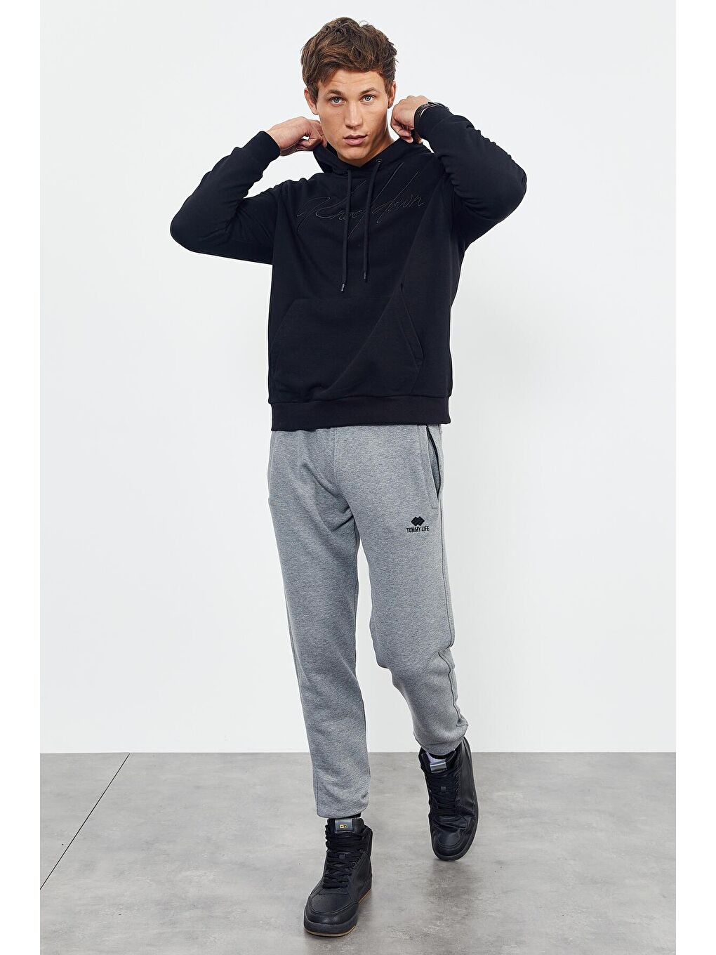 Siyah El Yazısı Nakışlı Kapüşonlu Rahat Form Erkek Sweatshirt - 88007-1