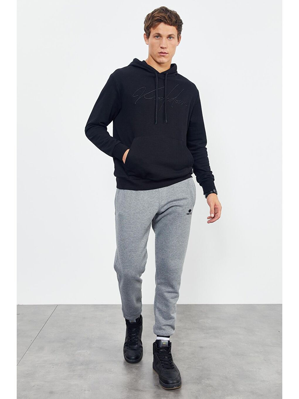 Siyah El Yazısı Nakışlı Kapüşonlu Rahat Form Erkek Sweatshirt - 88007-3