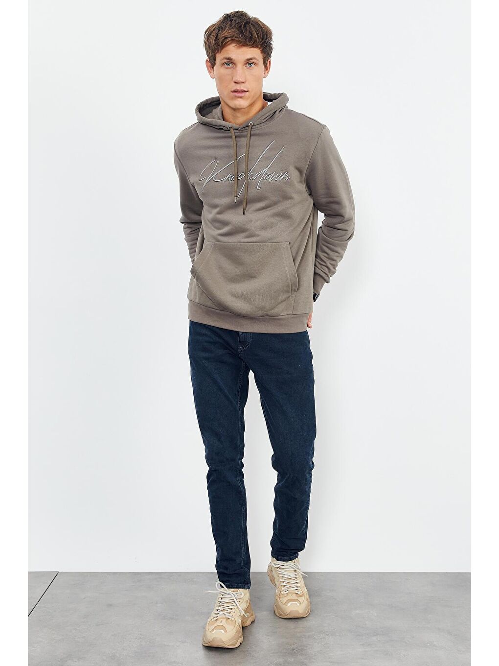 Kahverengi Camel El Yazısı Nakışlı Kapüşonlu Rahat Form Erkek Sweatshirt - 88007-1