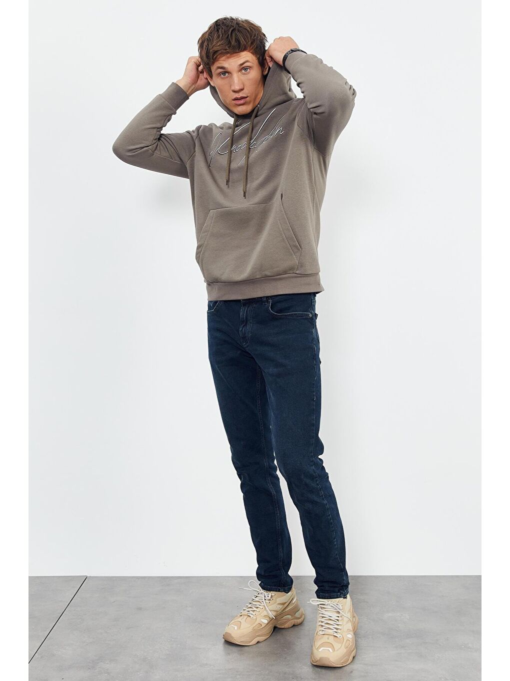 Kahverengi Camel El Yazısı Nakışlı Kapüşonlu Rahat Form Erkek Sweatshirt - 88007-3