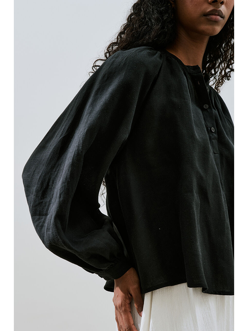 İnce Keten Yakası Büzgülü Gömlek Siyah-4