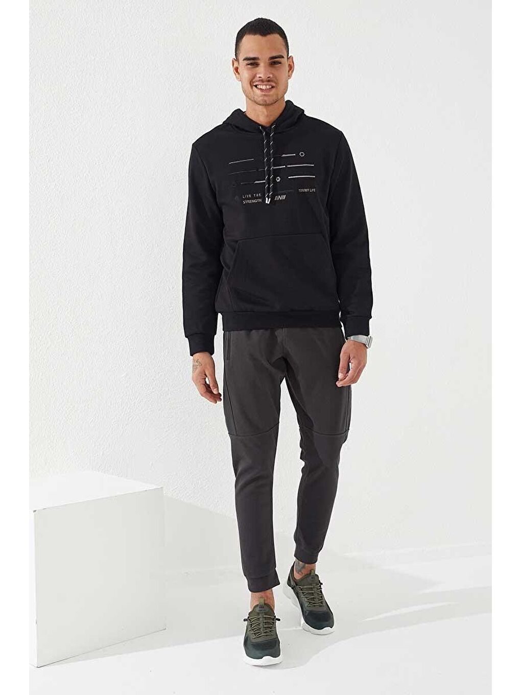 Siyah Şerit Nakışlı Standart Kalıp Kapüşonlu Erkek Sweatshirt - 87885-1