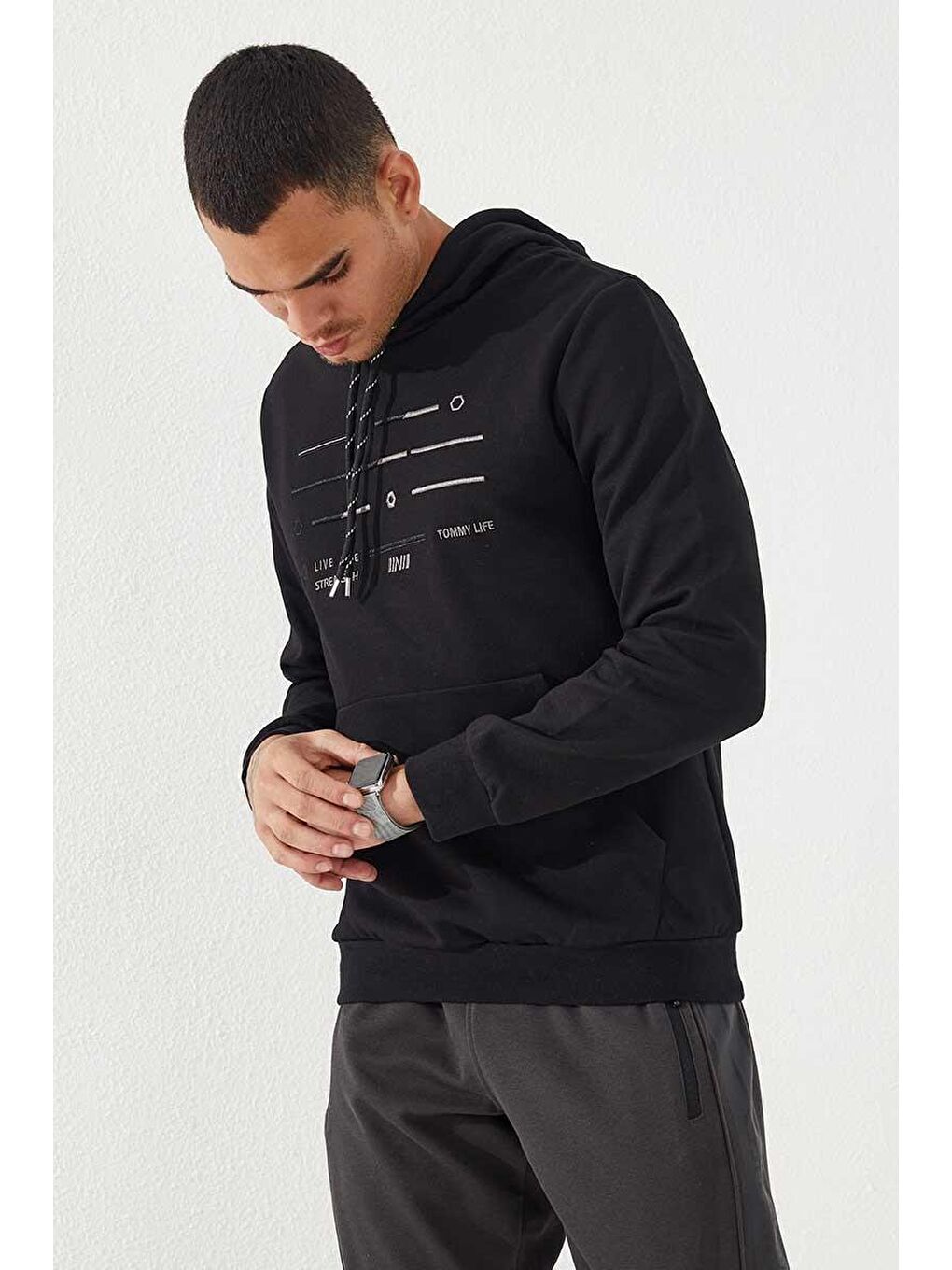 Siyah Şerit Nakışlı Standart Kalıp Kapüşonlu Erkek Sweatshirt - 87885-2