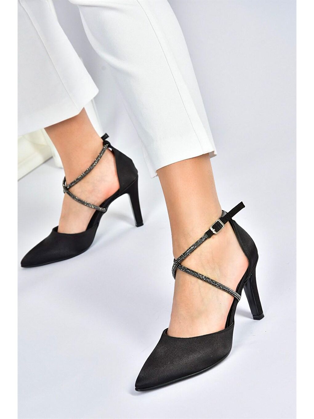 Siyah Saten Kumaş Sivri Burun Kadın Topuklu Ayakkabı M246066704