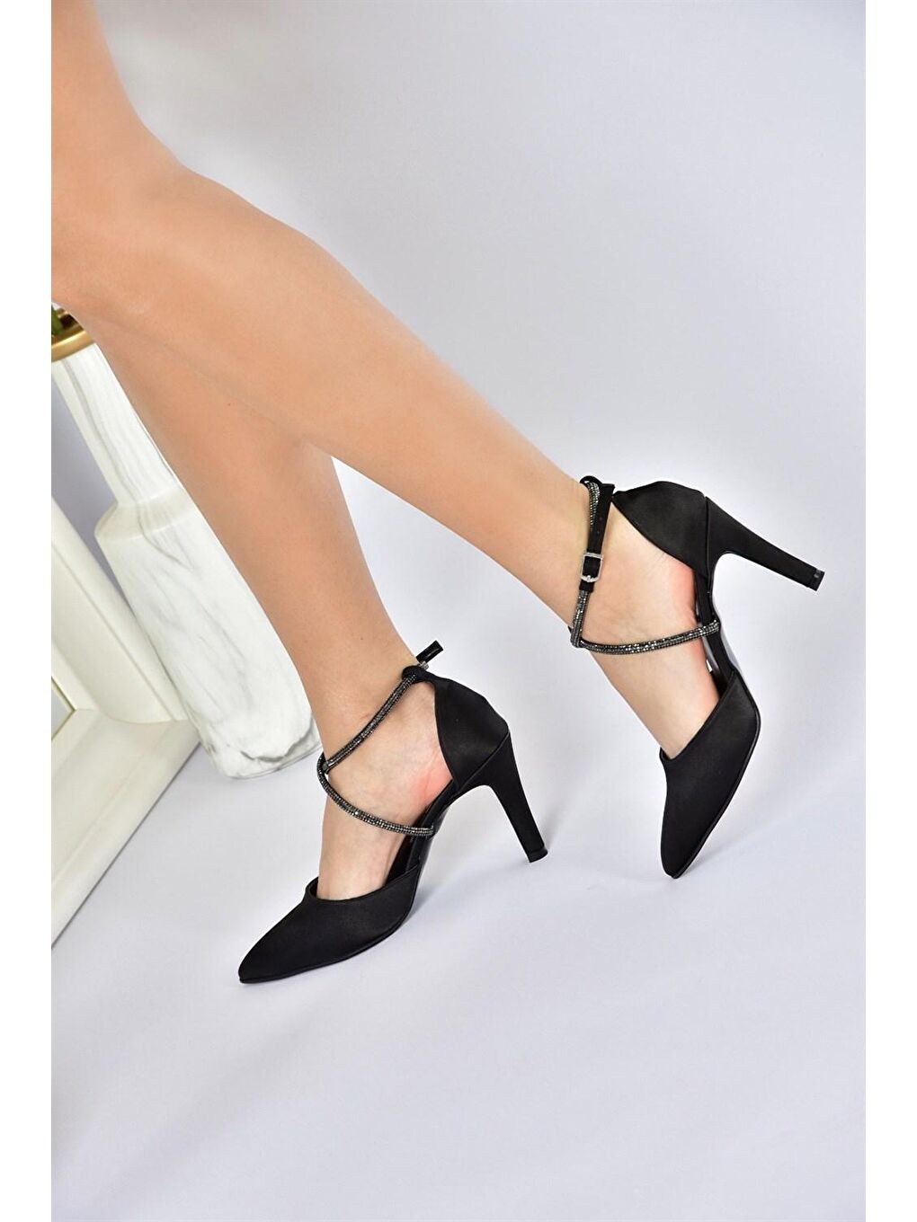 Siyah Saten Kumaş Sivri Burun Kadın Topuklu Ayakkabı M246066704-1