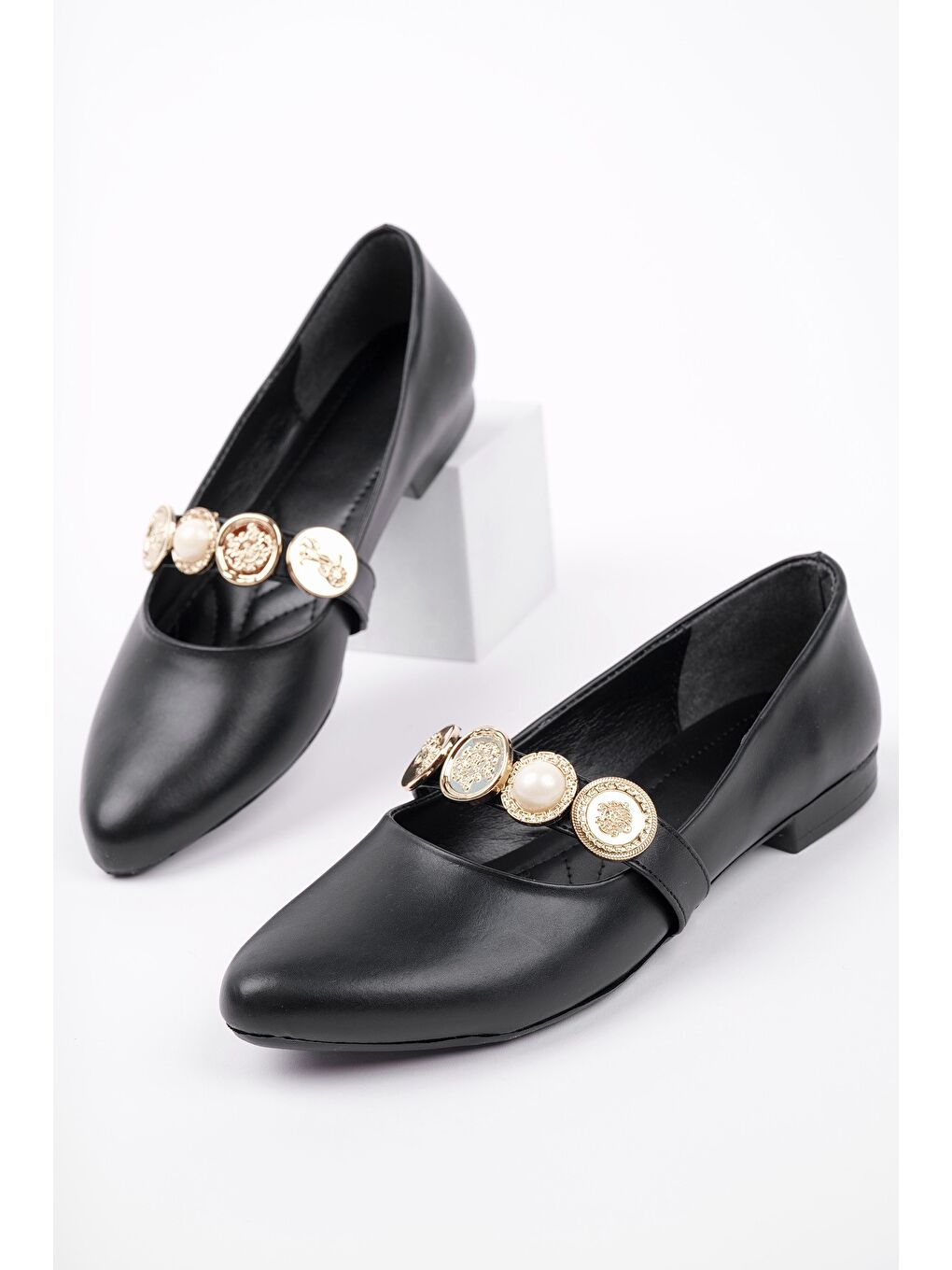 Siyah POENA Broş Detaylı Tek Bantlı Günlük Kadın Babet-1