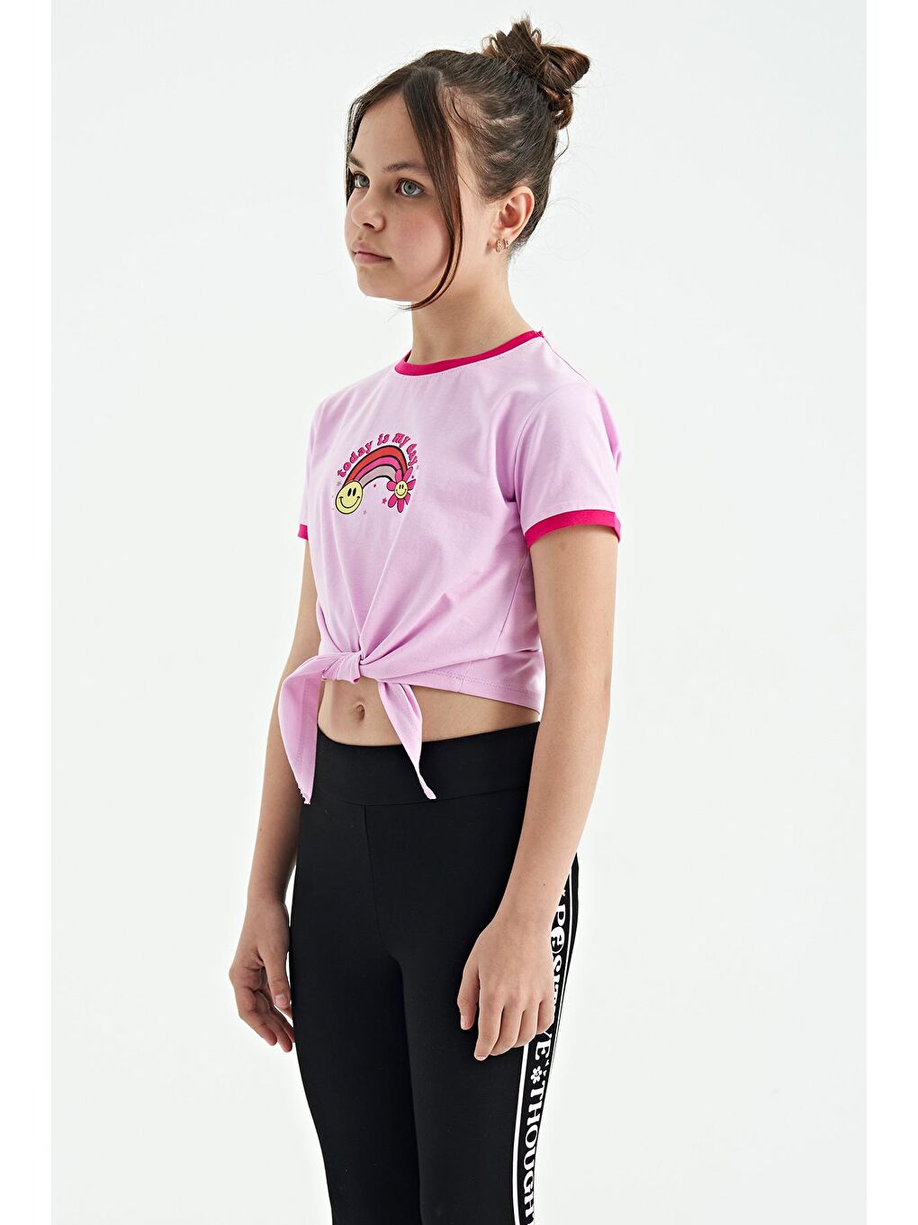 TOMMYLIFE Pembe Baskı Detaylı O Yaka Çok Renkli Bağlama Detaylı Kız Çocuk T-Shirt - 75113 - 3