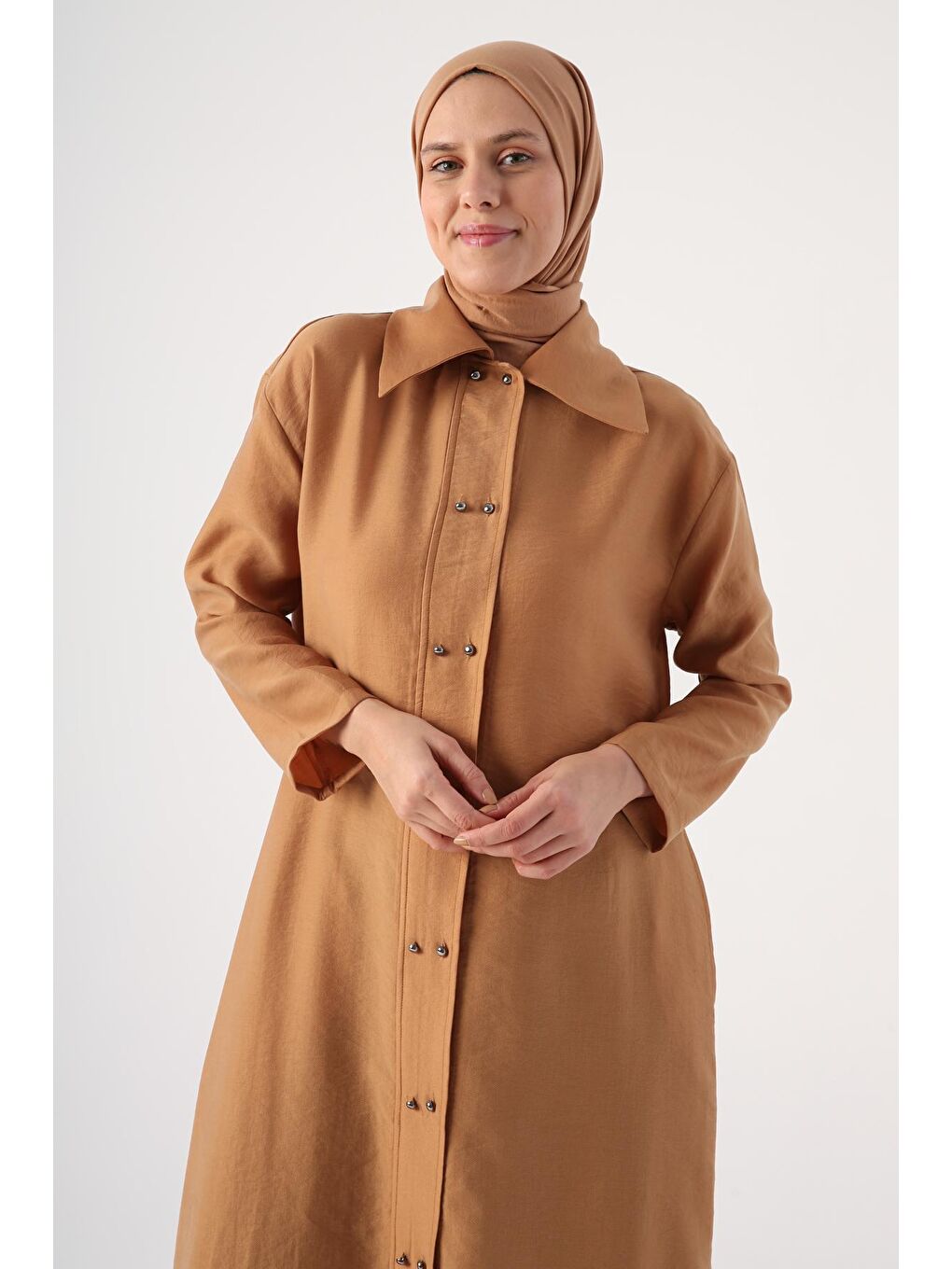 Koyu Bej Çİft Düğmeli Gömlek Yakalı Doğal Kumaş Ferace-4