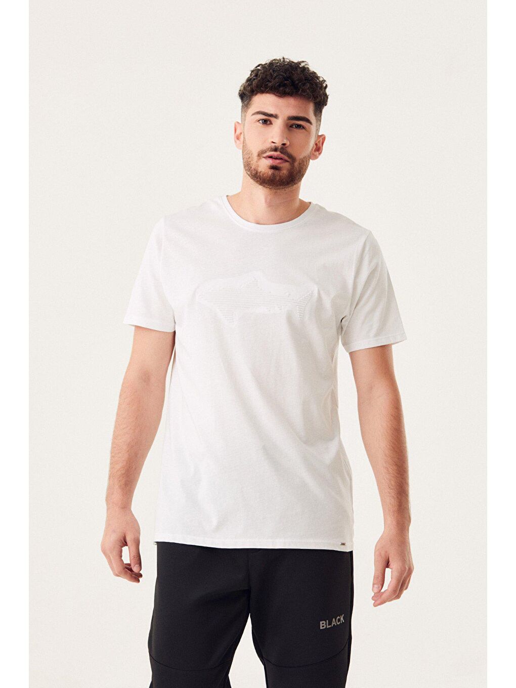 Beyaz Bisiklet Yaka Balık Kabartmalı Tişört