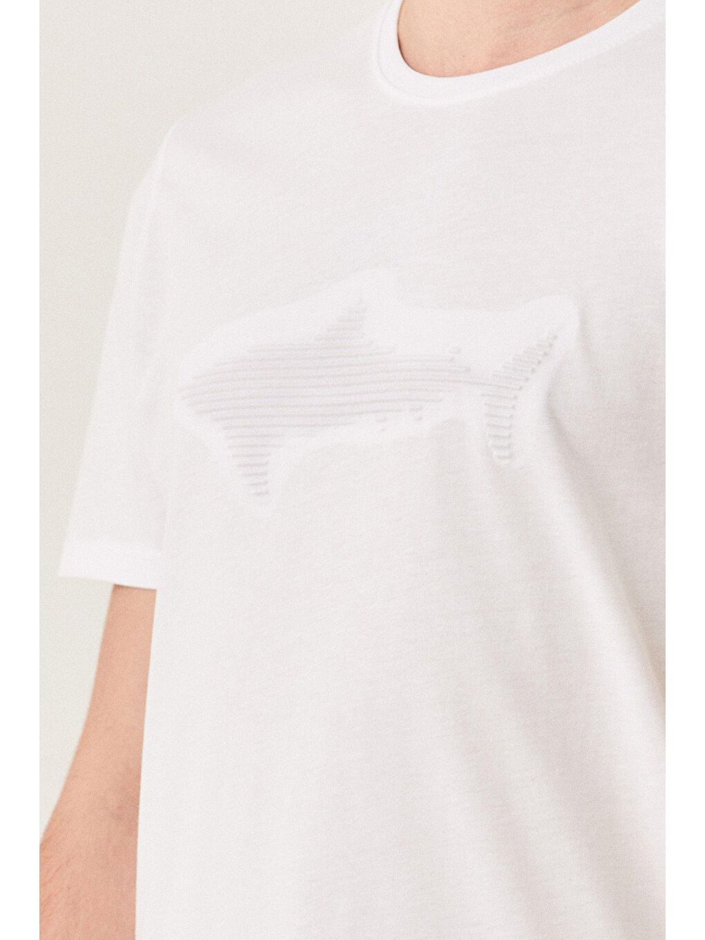 Beyaz Bisiklet Yaka Balık Kabartmalı Tişört-1