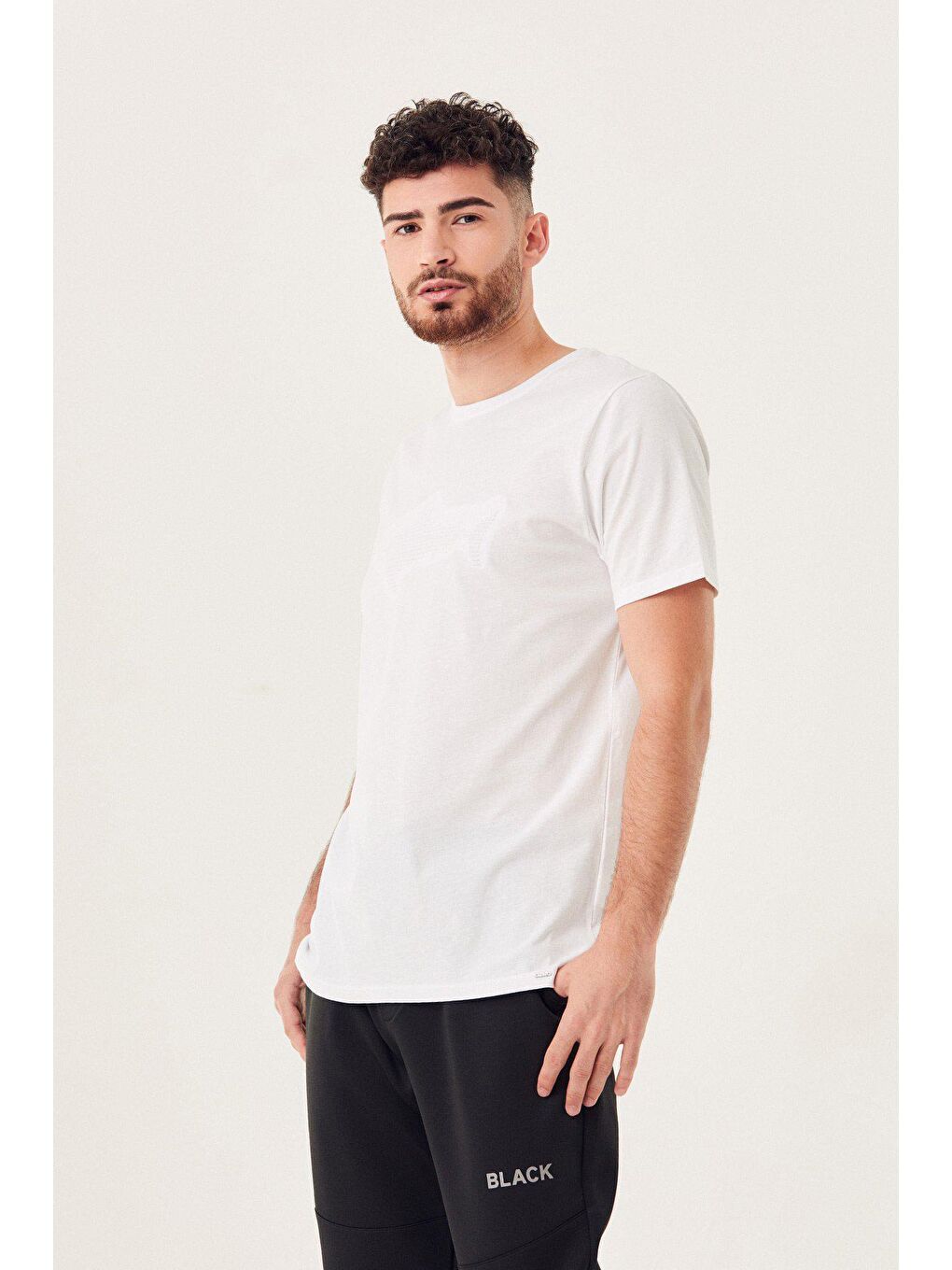 Beyaz Bisiklet Yaka Balık Kabartmalı Tişört-3