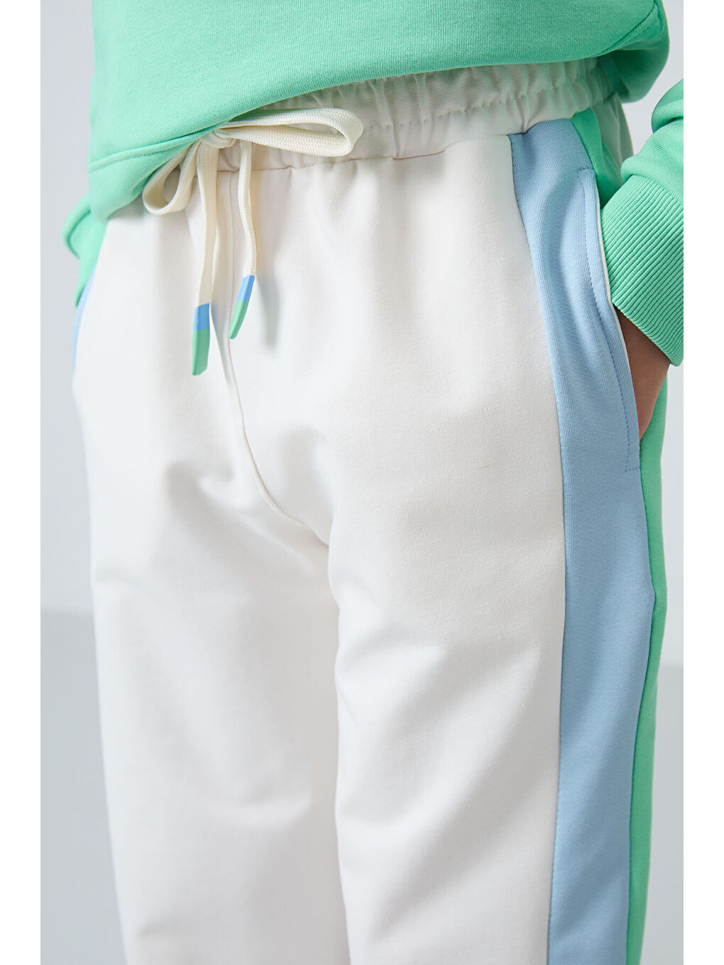 Ekru Yırtmaç Detaylı Cepli Geniş Paça Kız Çocuk Eşofman Alt - 75141-4