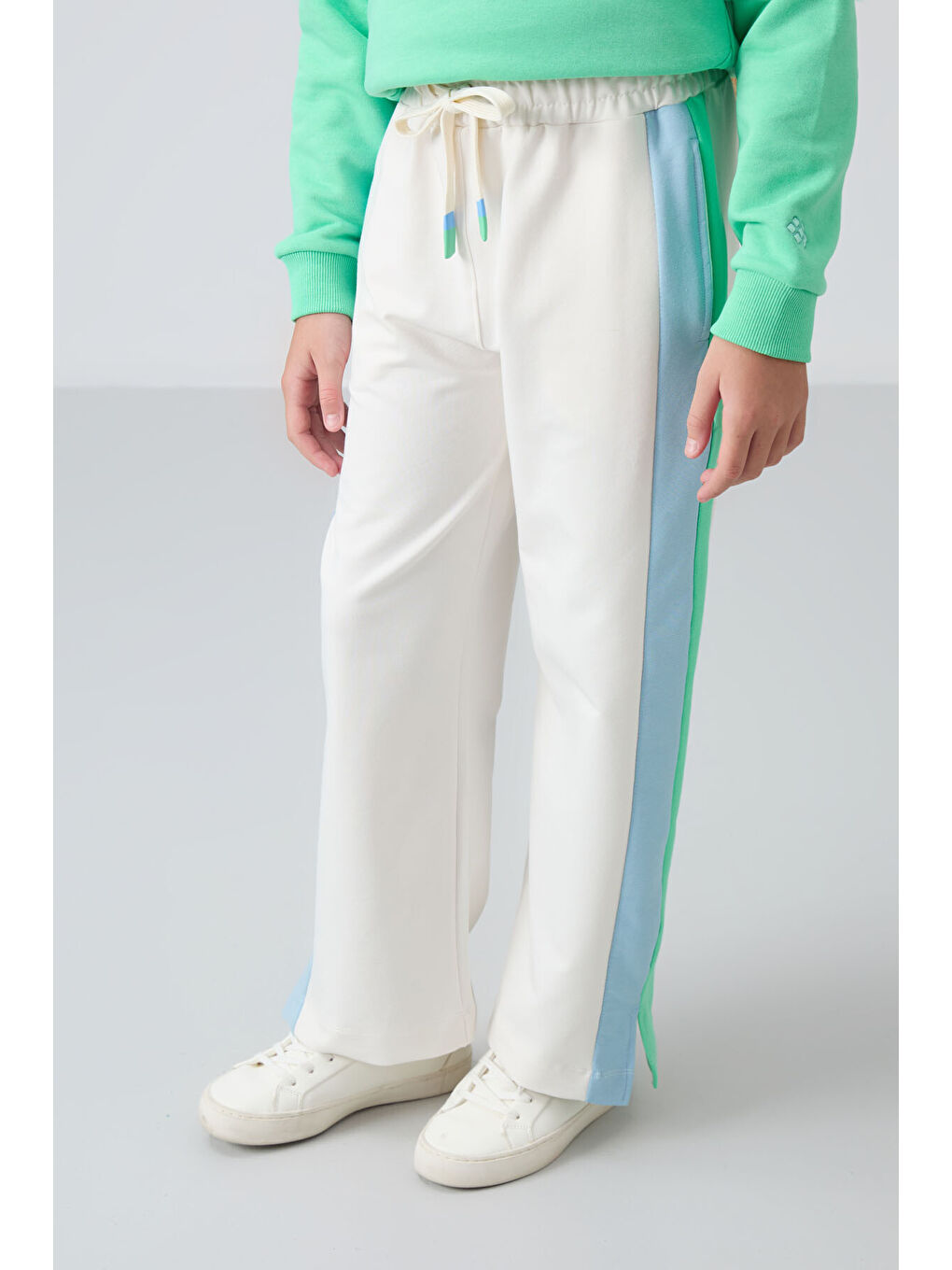 Ekru Yırtmaç Detaylı Cepli Geniş Paça Kız Çocuk Eşofman Alt - 75141-6