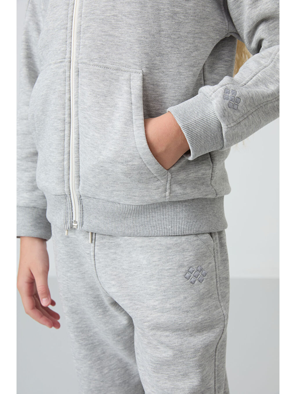 Gri Melanj Pamuklu İçi Tüylü Yumuşak Dokulu Standart Fit Nakışlı Kız Çocuk Eşofman Takım - 75148-2