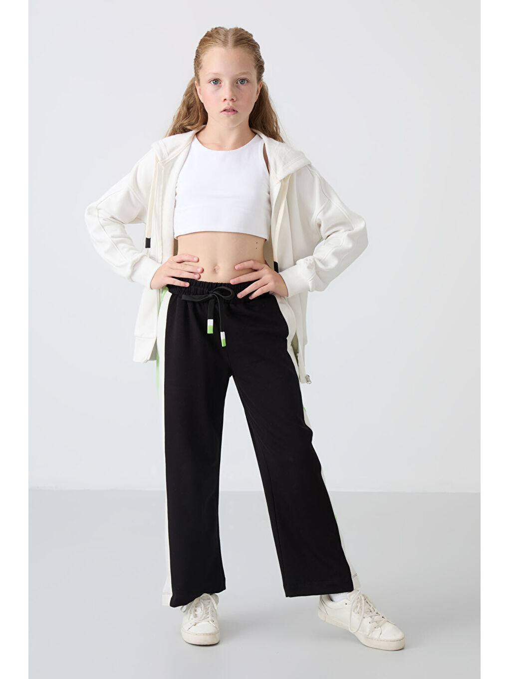 Siyah Yırtmaç Detaylı Cepli Geniş Paça Kız Çocuk Eşofman Alt - 75141