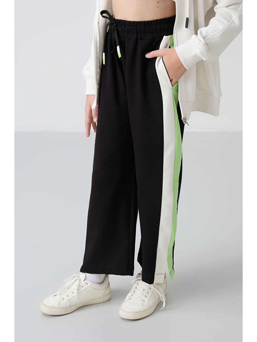 Siyah Yırtmaç Detaylı Cepli Geniş Paça Kız Çocuk Eşofman Alt - 75141-2