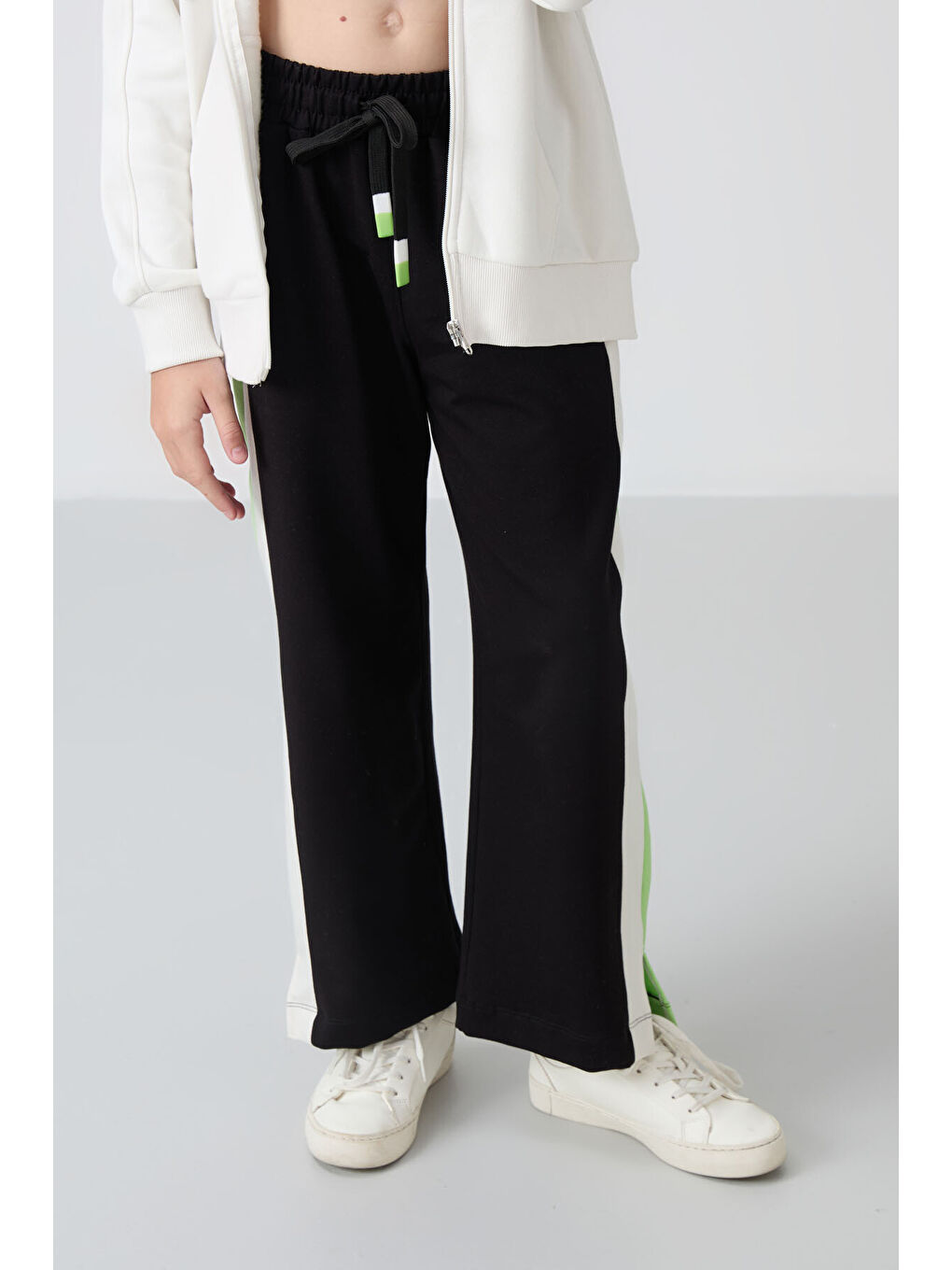 Siyah Yırtmaç Detaylı Cepli Geniş Paça Kız Çocuk Eşofman Alt - 75141-4