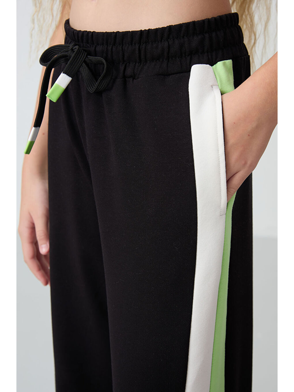 Siyah Yırtmaç Detaylı Cepli Geniş Paça Kız Çocuk Eşofman Alt - 75141-6