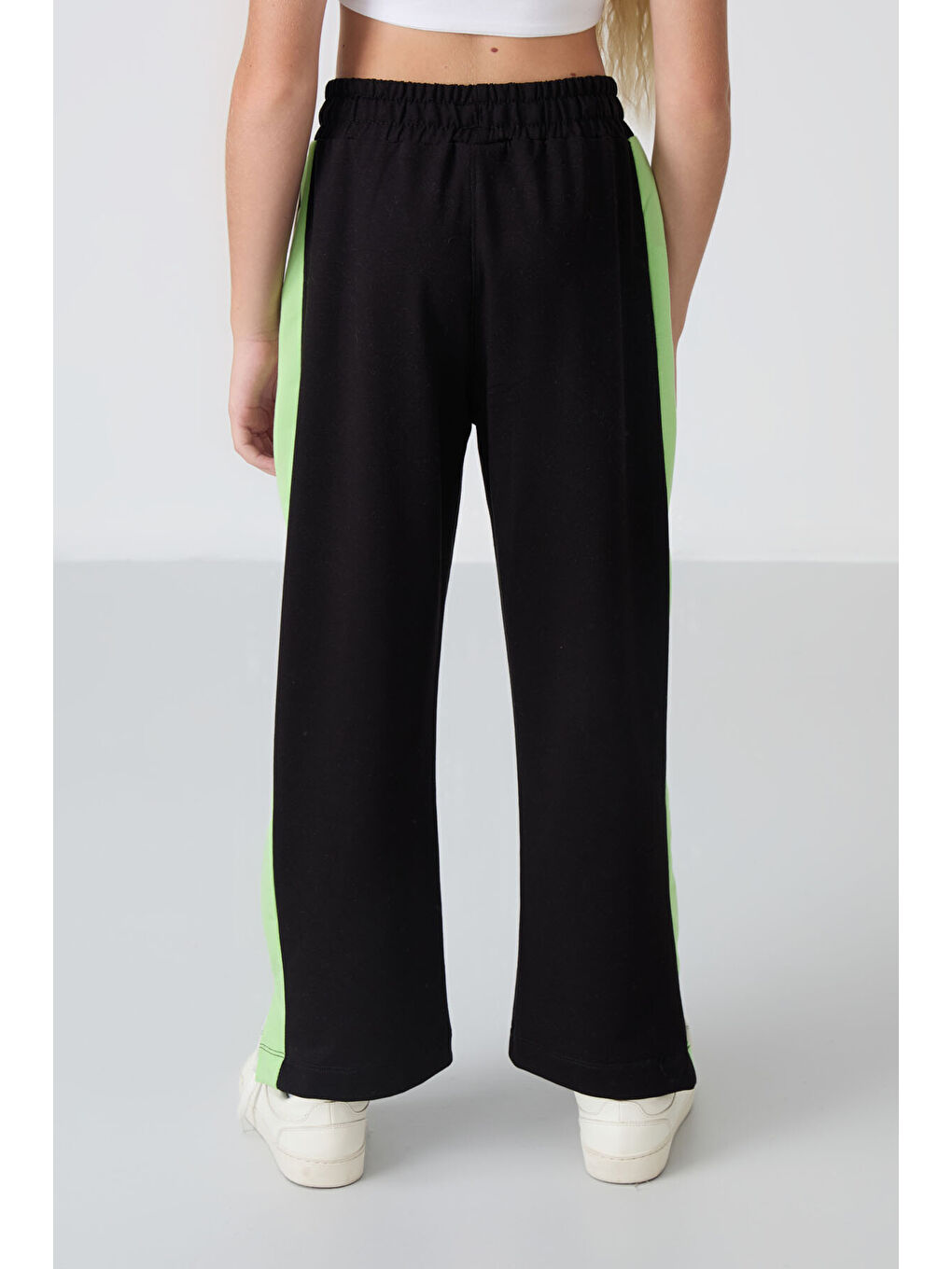 Siyah Yırtmaç Detaylı Cepli Geniş Paça Kız Çocuk Eşofman Alt - 75141-8