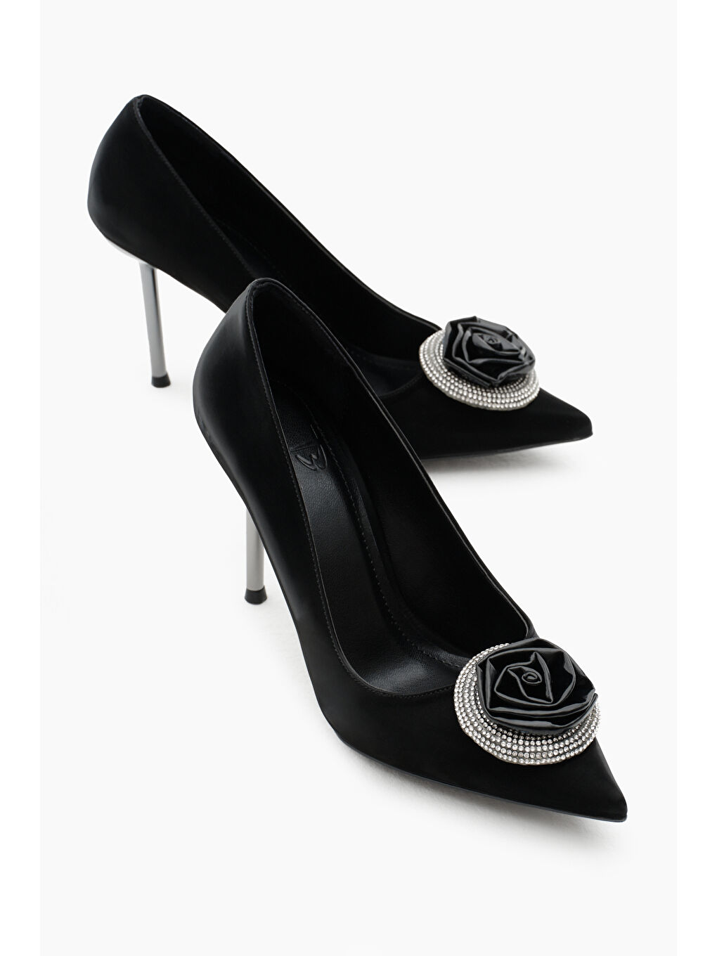 Kadın Siyah Neolit Taban Önü Gül Desenli Taşlı Sivri Burunlu Yüksek Topuklu Ayakkabı