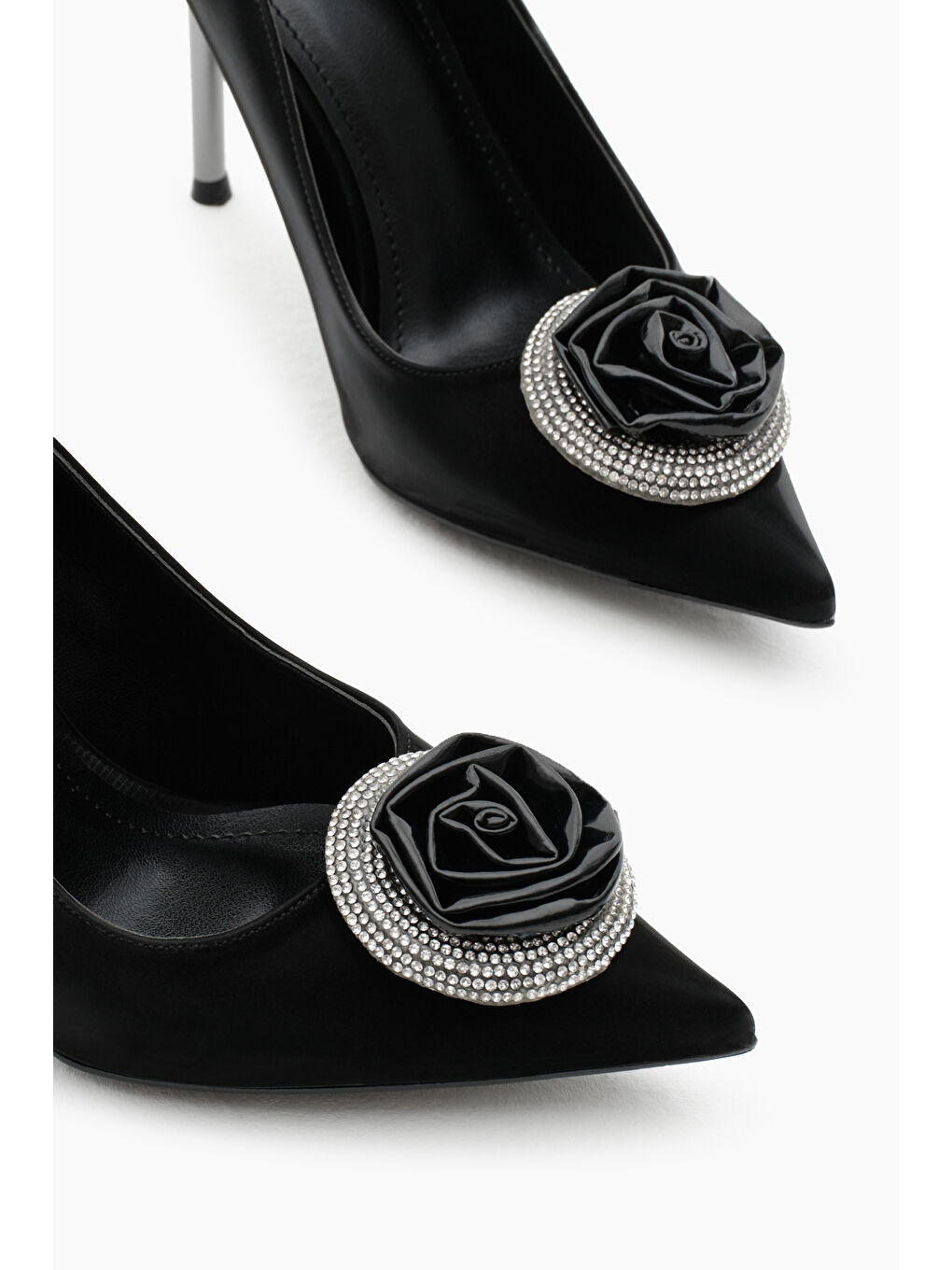 Kadın Siyah Neolit Taban Önü Gül Desenli Taşlı Sivri Burunlu Yüksek Topuklu Ayakkabı-2